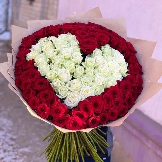 Букет цветов "101 роза в виде сердца" Букет цветов "101 роза в виде сердца"